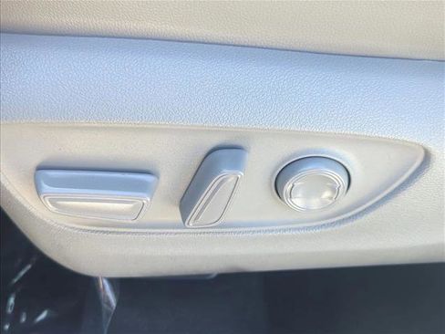 Used 2021 Toyota Highlander Limited FWD image 11