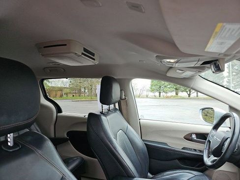 Used 2018 Chrysler Pacifica Touring-L w/ Premium Audio Group image 13