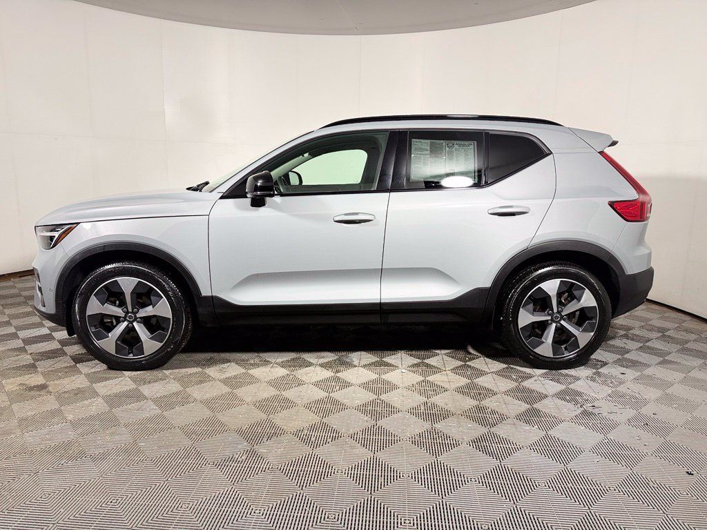Used 2024 Volvo XC40 B5 Plus w/ Protection Package Premier AWD/4WD image 3