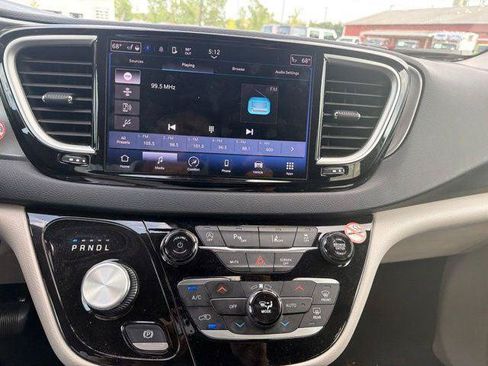 Certified 2024 Chrysler Pacifica Touring-L FWD image 11