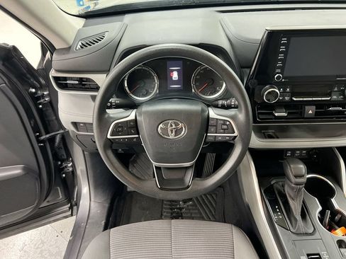 Used 2022 Toyota Highlander L FWD image 19