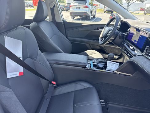 Used 2025 Toyota Camry XLE FWD image 31