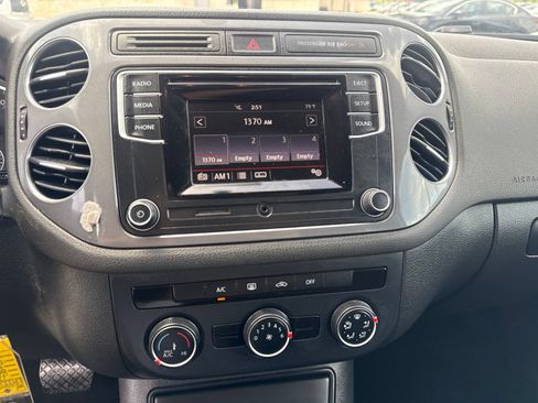 Used 2017 Volkswagen Tiguan Limited w/ Alloy Wheels Package FWD image 13