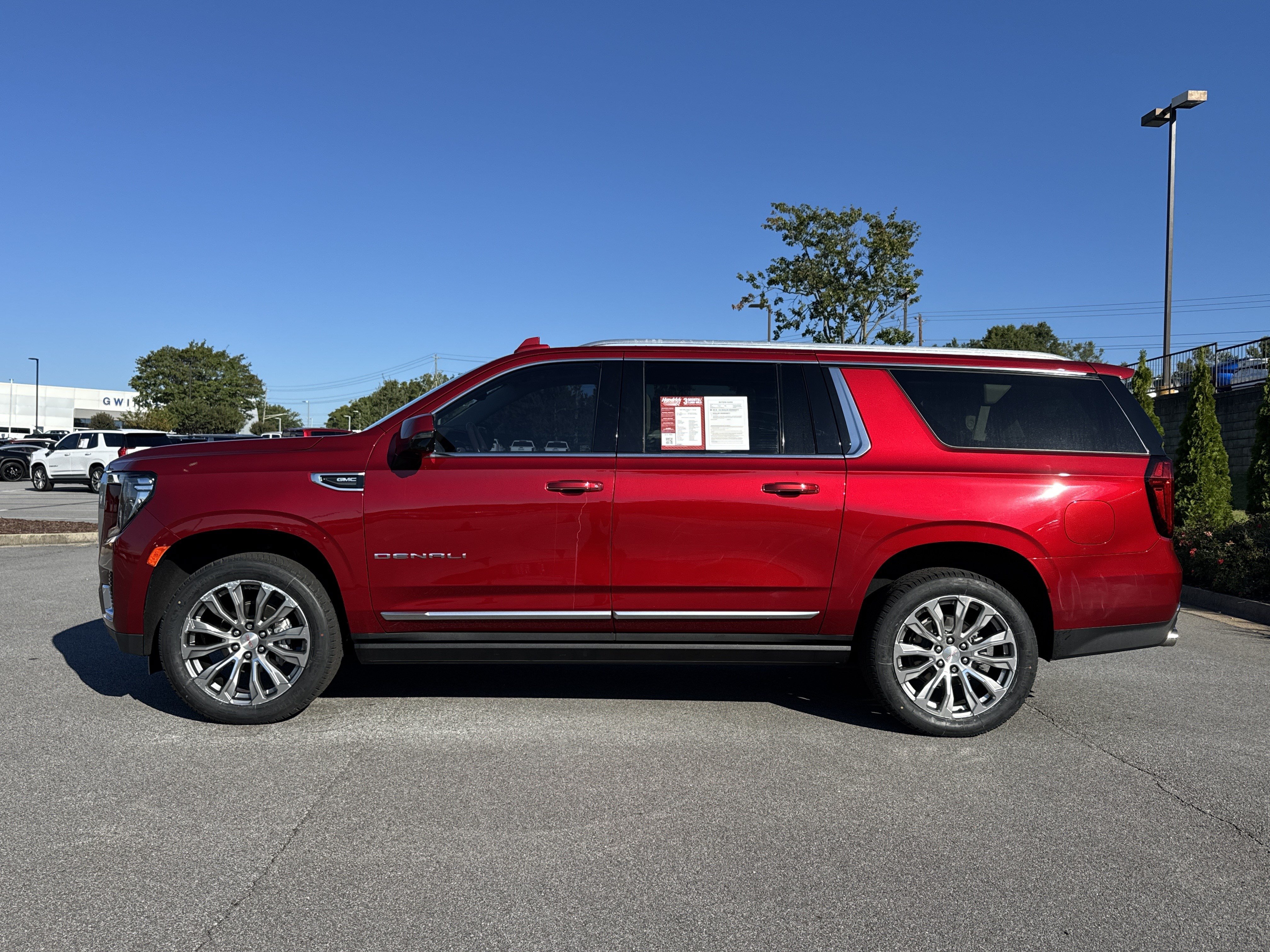 Used 2022 GMC Yukon XL Denali w/ Denali Premium Package AWD/4WD image 7