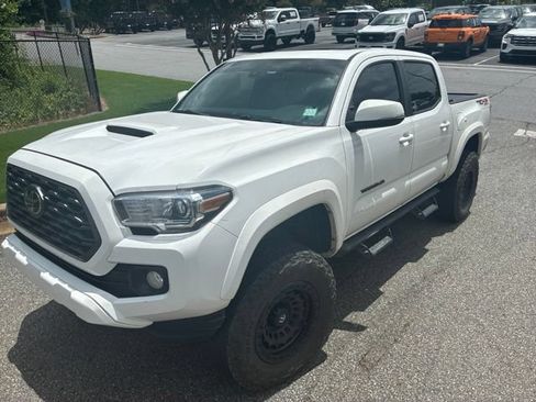 Used 2020 Toyota Tacoma TRD Sport w/ TRD Premium Sport Package AWD/4WD image 3