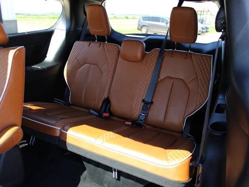 Used 2025 Chrysler Pacifica Pinnacle FWD image 10