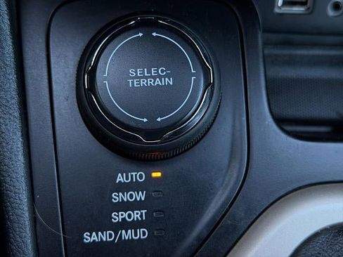 Used 2015 Jeep Cherokee Latitude w/ Comfort/Convenience Group image 27