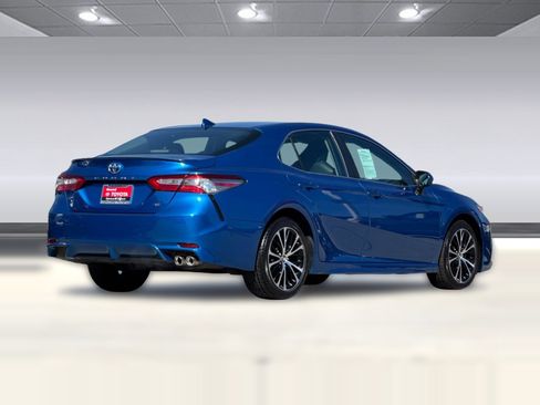Used 2019 Toyota Camry SE image 3