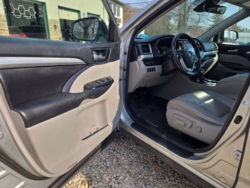 Used 2018 Toyota Highlander XLE AWD/4WD image 13