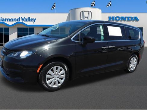 Used 2020 Chrysler Voyager L FWD image 3