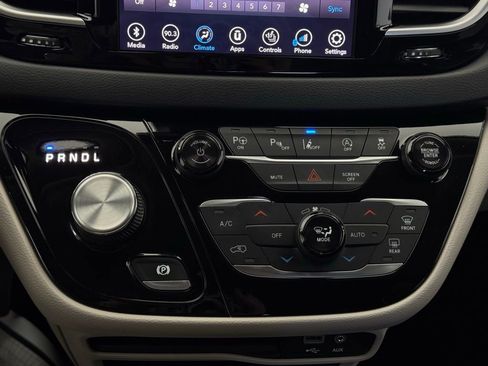 Used 2018 Chrysler Pacifica Touring-L w/ Advanced Safetytec Group image 23