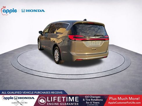 Used 2023 Chrysler Pacifica Touring-L image 10