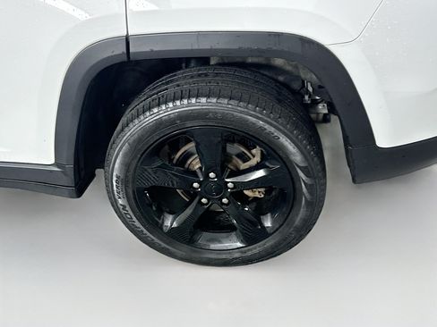 Used 2023 Jeep Grand Cherokee Limited w/ Black Appearance Package AWD/4WD image 11