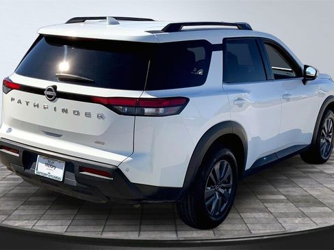 Used 2025 Nissan Pathfinder SV image 5