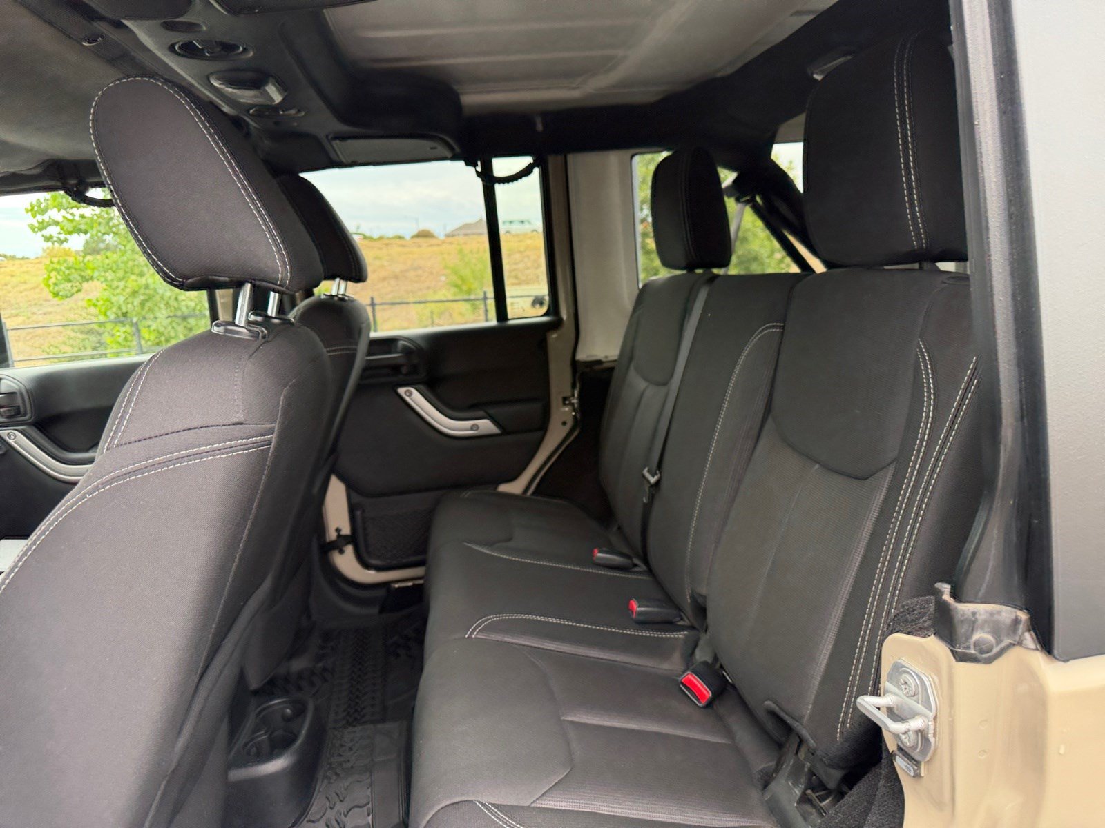 Used 2016 Jeep Wrangler Unlimited Rubicon w/ Connectivity Group AWD/4WD image 17