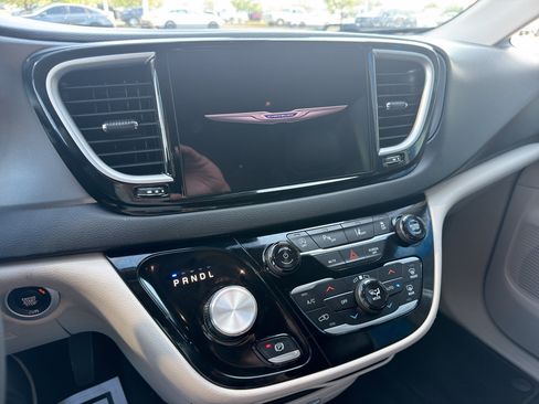 Used 2024 Chrysler Pacifica Touring-L FWD image 18