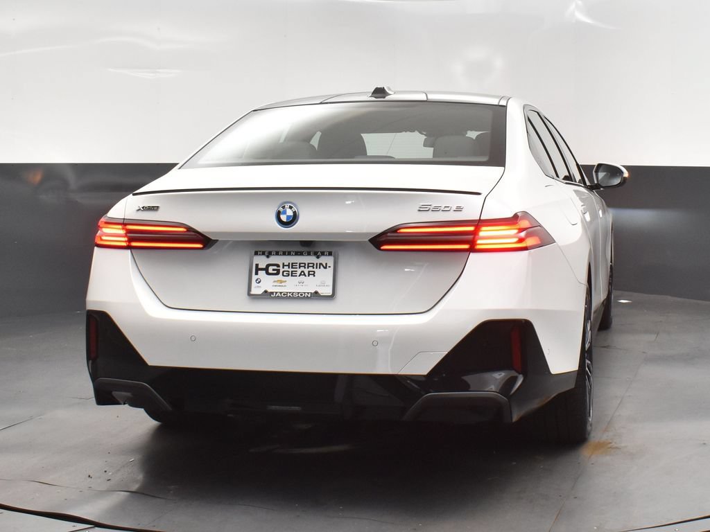 Used 2026 BMW 550e xDrive w/ Premium Package AWD/4WD image 7