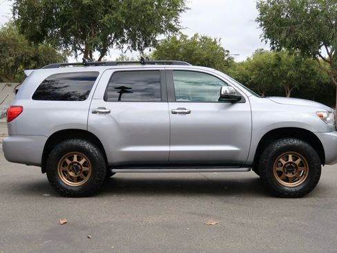 Used 2010 Toyota Sequoia Platinum image 8