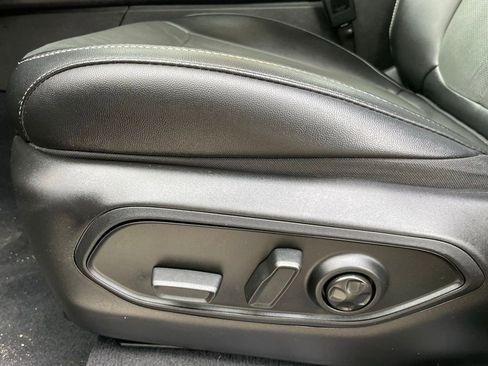 Used 2025 Jeep Grand Cherokee Altitude RWD image 11