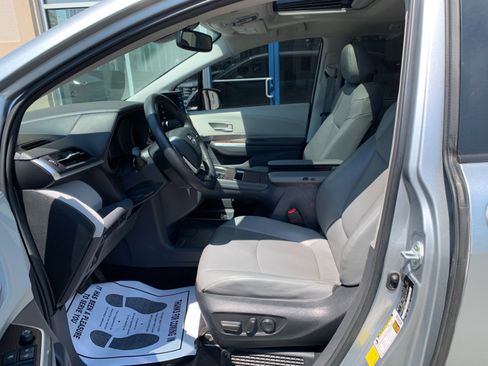 Used 2022 Toyota Sienna XLE AWD/4WD image 11