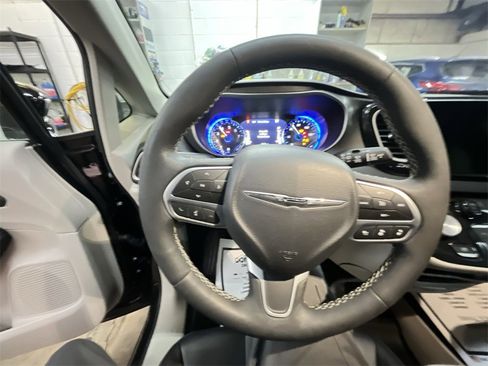 Used 2024 Chrysler Pacifica Touring-L image 14