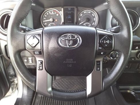 Used 2022 Toyota Tacoma TRD Off-Road AWD/4WD image 8