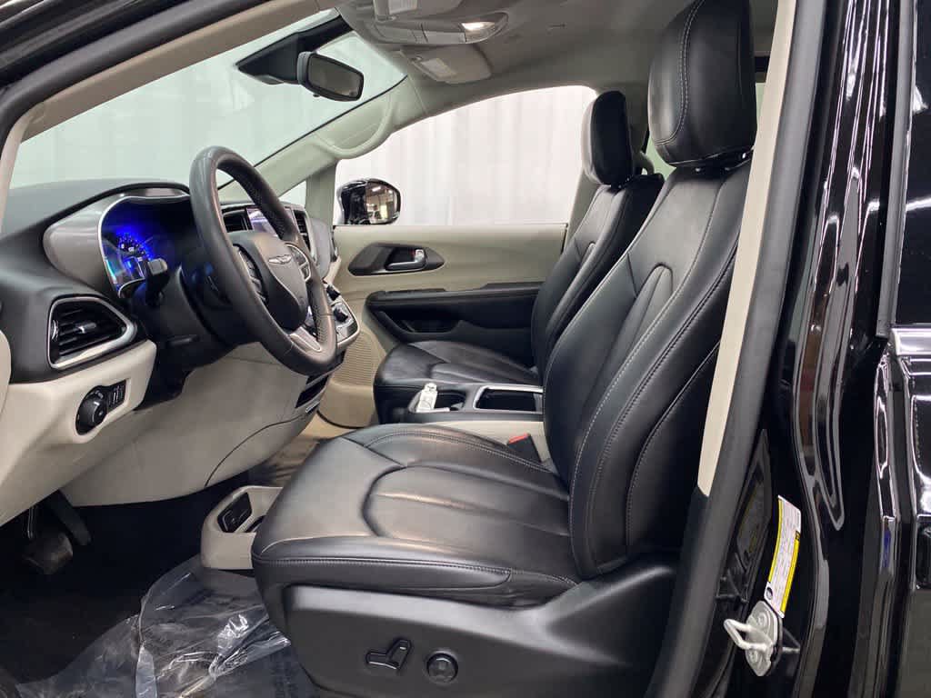 Used 2024 Chrysler Pacifica Touring-L FWD image 12