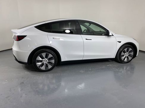 Used 2022 Tesla Model Y Long Range image 6