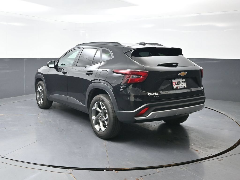 Used 2025 Chevrolet Trax LT FWD image 11