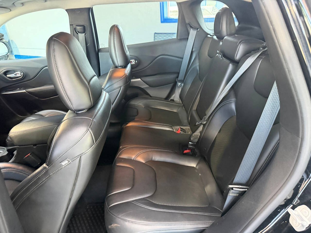 Used 2019 Jeep Cherokee Latitude Plus w/ Cold Weather Group AWD/4WD image 14