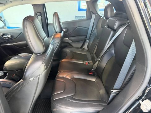 Used 2019 Jeep Cherokee Latitude Plus w/ Cold Weather Group AWD/4WD image 14
