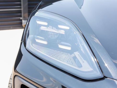 Certified 2025 Porsche Cayenne image 13