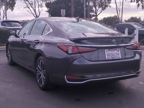 Certified 2025 Lexus ES 300h w/ Premium Package image 8