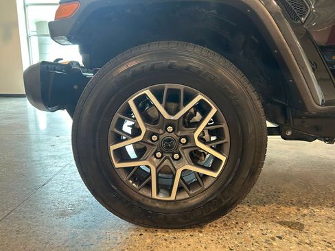 Used 2025 Jeep Wrangler Unlimited Sahara AWD/4WD image 30