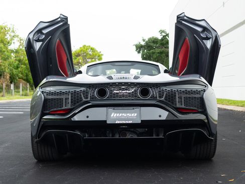 Used 2023 McLaren Artura image 2