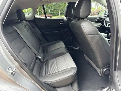 Used 2025 Chevrolet Trax LT w/ LT Convenience Package FWD image 12