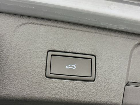 Used 2025 Volkswagen Atlas SE image 32