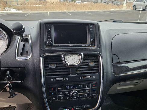 Used 2011 Chrysler Town & Country Touring-L w/ Driver Convenience Group image 12