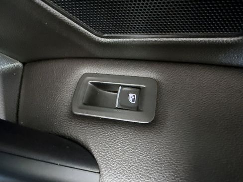 Used 2020 Volkswagen Tiguan SE image 31