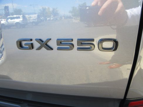 Used 2025 Lexus GX 550 w/ Accessory Package (2T) AWD/4WD image 8