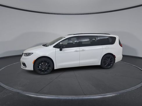 New 2026 Chrysler Pacifica Limited image 8