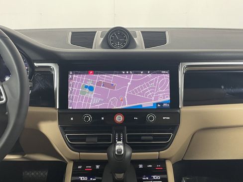 Used 2025 Porsche Macan image 19