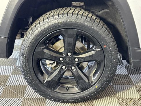 Certified 2023 Jeep Grand Cherokee Altitude AWD/4WD image 17