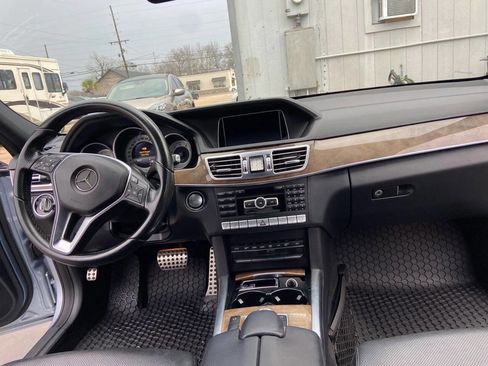 Used 2015 Mercedes-Benz E 400 Sedan w/ Driver Assistance Package image 10