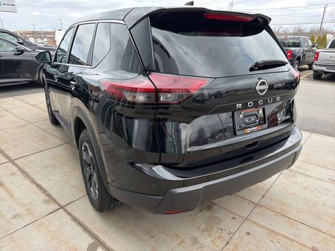 Used 2024 Nissan Rogue SV AWD/4WD image 2
