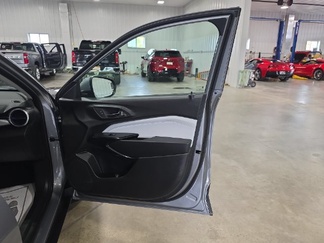 Used 2025 Chevrolet Trax LT w/ Driver Confidence Package FWD image 30