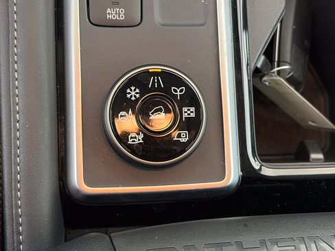 Used 2025 Nissan Pathfinder SL AWD/4WD image 30
