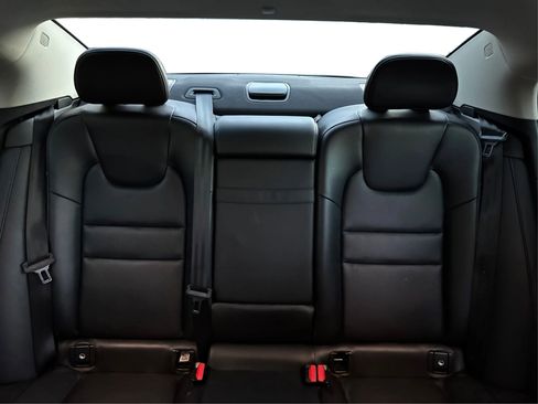 Used 2019 Volvo S60 T6 Momentum w/ Premium Package image 17