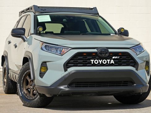 Used 2021 Toyota RAV4 XLE AWD/4WD image 2