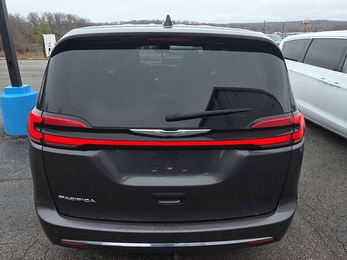 Used 2023 Chrysler Pacifica Touring-L image 5